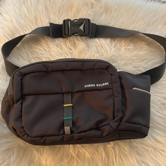 High Sierra Other - SOLD-High Sierra waist bag/ hip pack /belt bag